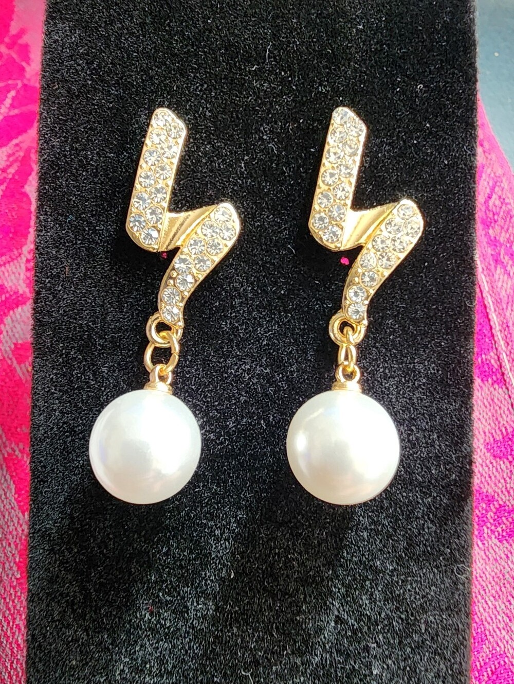 Gold Tone Zig Zag Ribbon Dangle Pearl Earrings. NEW.
